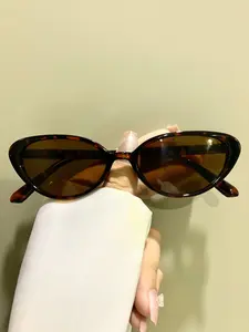 Unisex Retro Cat-Eye Glasses, PC Frame Material, Fashion Trendy Decorative Eyewear for Women and Men, Casual Daily Wear, Classic Shades