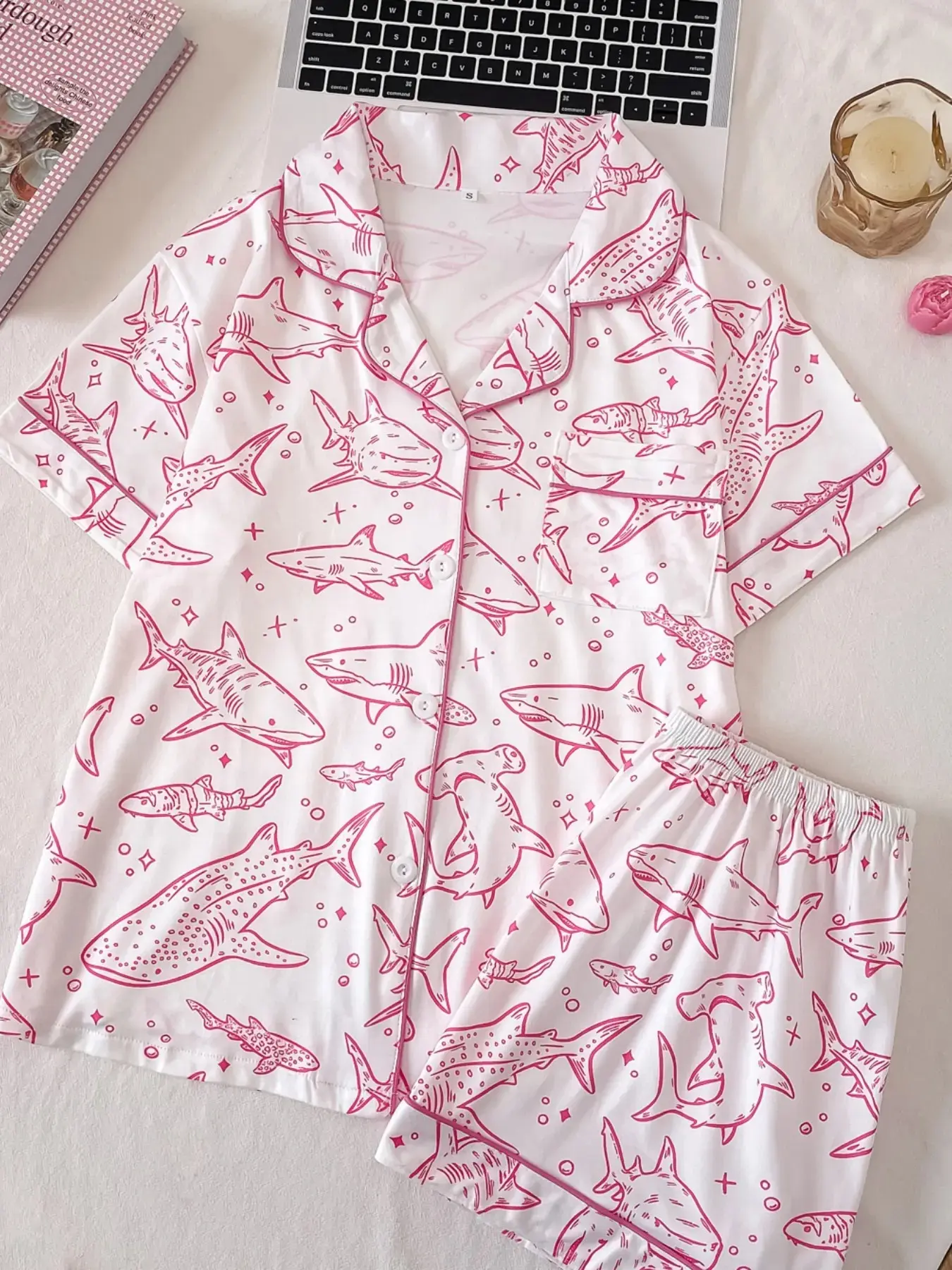 2-Piece Shark Print Casual Pajamas Set for Women, Elegant Fitted Top with Button-Down Neck + Comfortable Loose Shorts, All-Seasons Home Wear, Pyjamas, Loungewear