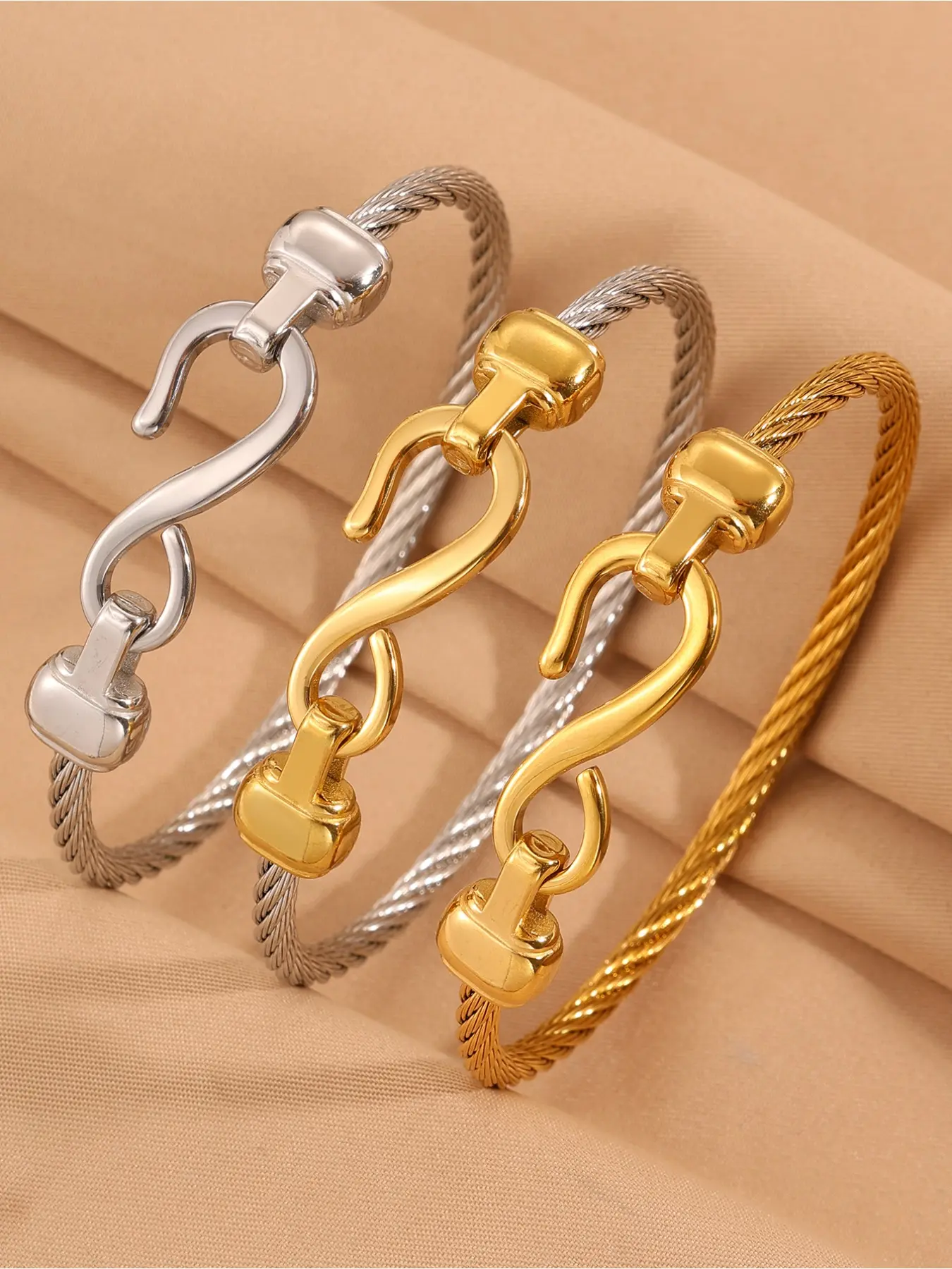 1 simple and stylish stainless steel horseshoe bracelet, an exquisite bracelet, a versatile accessory for daily travel, suitable as a perfect gift for family and friends