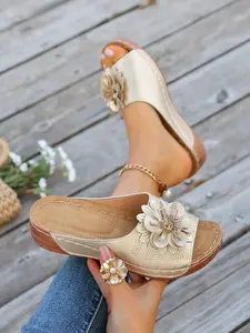 Women's new comfortable soft casual wedge platform slip-on sandals, Open Toe Sandals, with simple floral patterns, suitable for everyday casual and commuting wear, ideal for walking, must-have for summer beach and seaside vacation outfits Walking Shoes