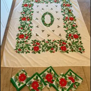 Vintage Christmas Cloth Napkins w/Matching Tablecloth Reusable Fabric Set 6 Pointsetta