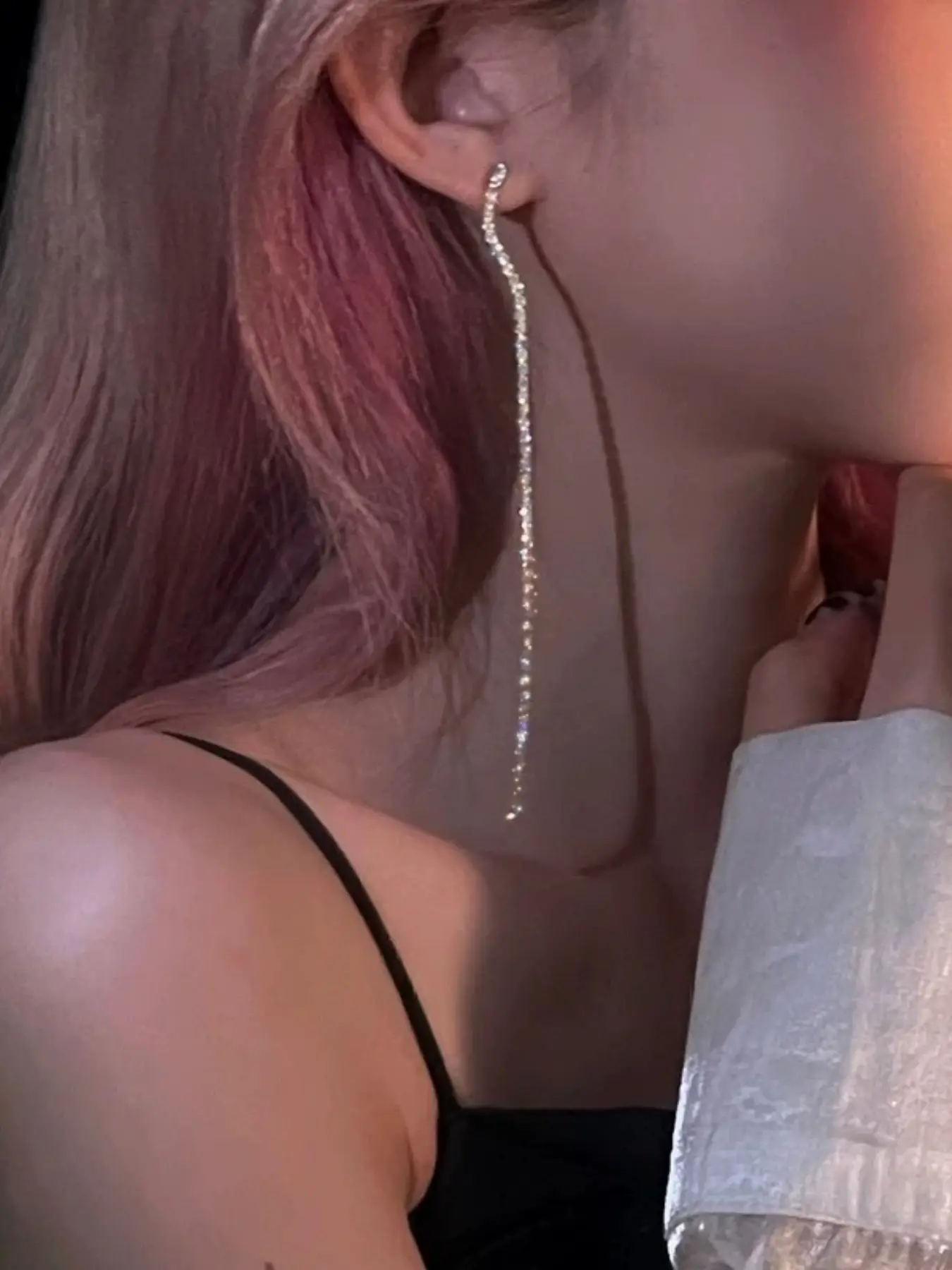 1 pair of stylish and elegant long tassel rhinestone earrings for women, with personalized and creative bracket design style earrings, sparkling and shiny, suitable for wearing at parties
