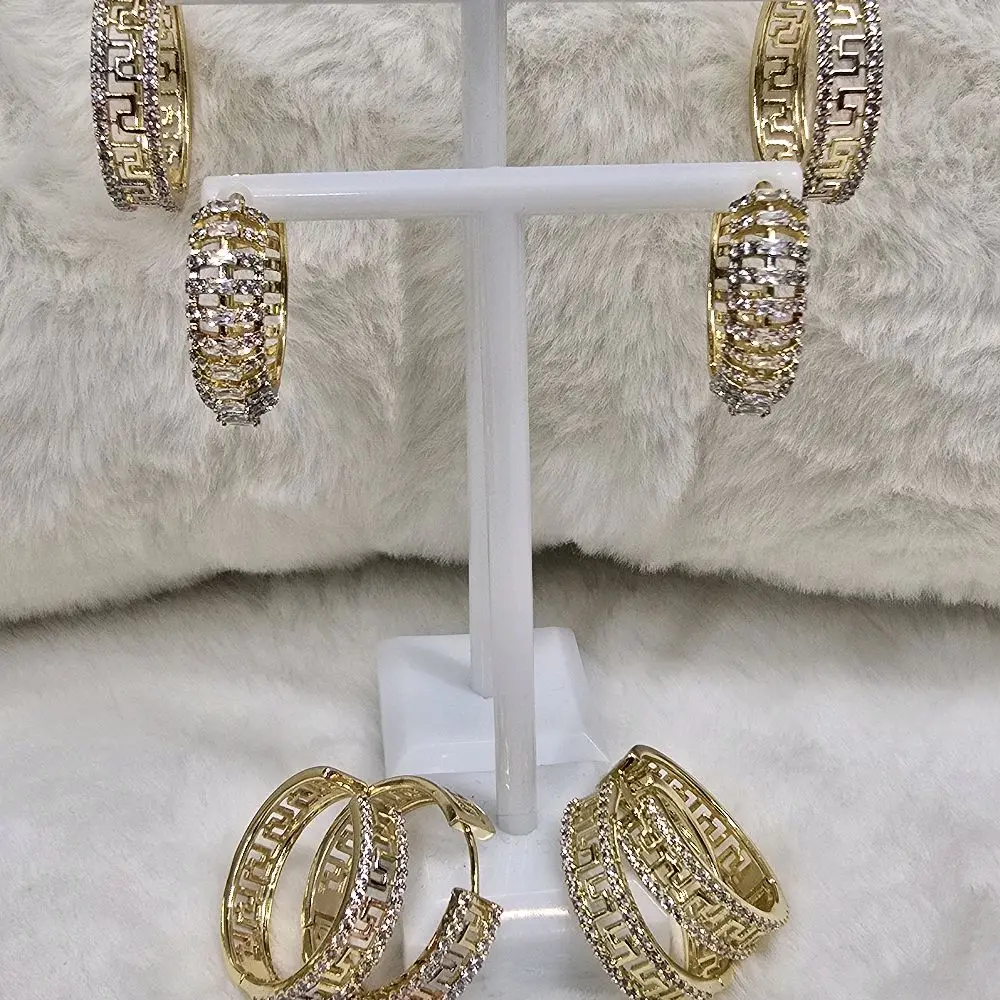 # 0156 Arracadas Medianas Adiamantadas Alta Calidad Oro Laminado Elegantes y Brillantes para Mujer