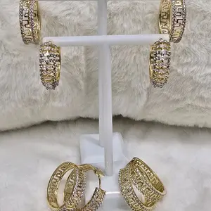 # 0156 Arracadas Medianas Adiamantadas Alta Calidad Oro Laminado Elegantes y Brillantes para Mujer