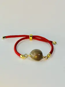 Quita Maldicion Un Amuleto Poderoso Red Cord Bracelet with Gold Accents and Oval Stone Charm for Stylish Outfits Trendy Jewelry Accessory Stretch Bangle
