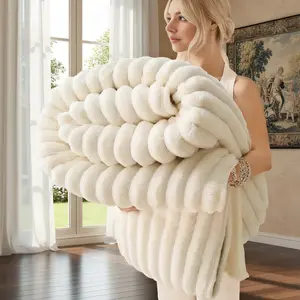This ultra-soft plush blanket features a creamy design and is made of flannel, offering a soft, skin-friendly, warm, and comfortable feel. Suitable for beds, sofas, and home décor, it's a perfect gift for all seasons.