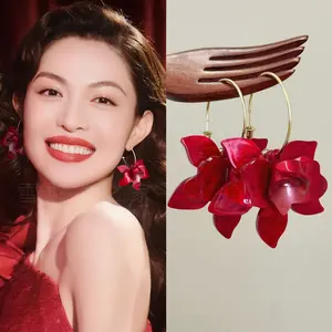 Silver needle C-shaped resin pendant flower earrings, light luxury and high-end feel, vintage artistic earrings with a unique design