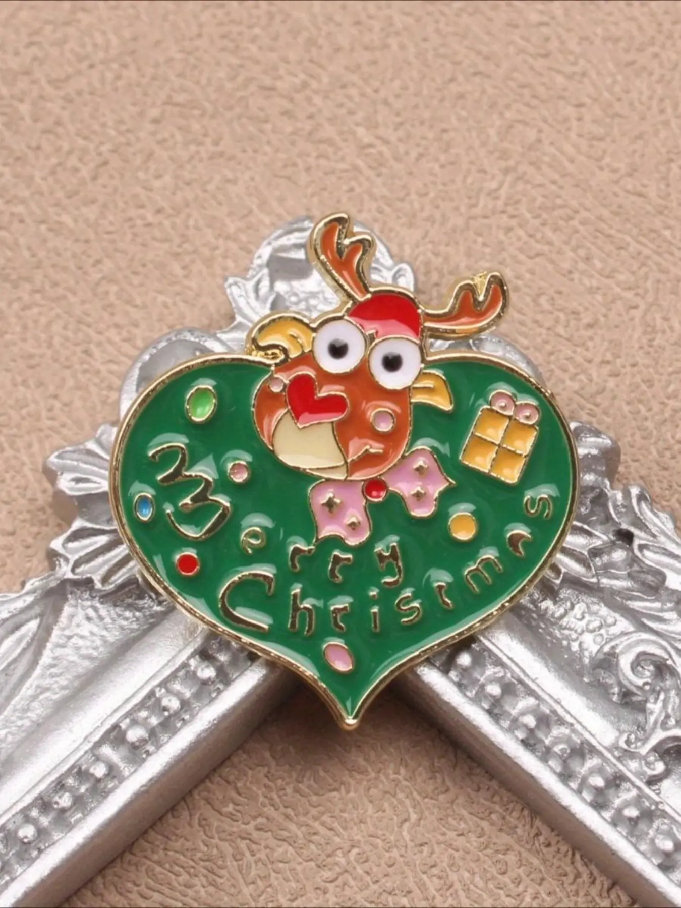 "Christmas Reindeer Heart" Brooch for Women – Cute Festive Enamel Pin, "Merry Christmas" Slogan Decor Brooch for Party Daily Wear