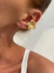 Simple Metal Flower Ear Cuff, Boho Style Clip-On Design, All-Season Accessory, Random Pattern Alloy Material, Metallic Finish