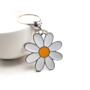 Cute Daisy Zinc Alloy Keychain, Floral Pattern Keychain, Floral Pendant with Safety Ring, Fashion Bag Car Key Chain, Ideal Gift for Men & Women, Keychain For Bags, Flower Keychain, Cute Keychain Accessory