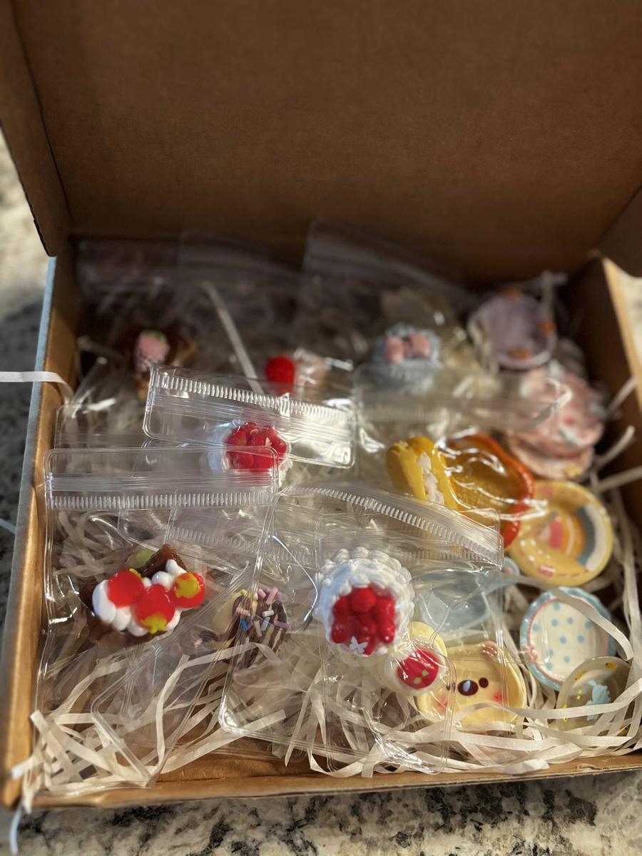 Item: 10 Squishies+10 Plates+Various Accessories