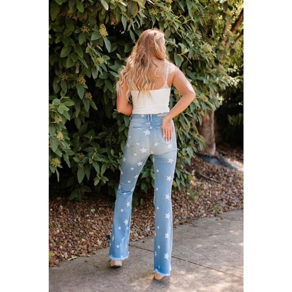 Women's Mid-rise Slim-fit Jeans With All-over Star Print. Flared Legs With Frayed Hem Design. Patch Pockets At The Front And Back. Crafted From Stretch Denim, Suitable For All Seasons And Various Occasions. Women's Mid-rise Slim-fit Jeans With All-over Star Print. Flared Legs With Frayed Hem Design. Patch Pockets At The Front And Back. Crafted From Stretch Denim, Suitable For All Seasons And Various Occasions.