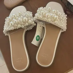 Taget Sandales with Pearl Embellishments Comfortable Slip-On Slides for Women Size 10 Elegant and Stylish