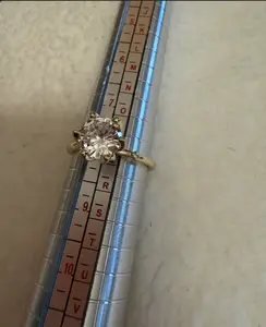 Anillo talla 8 en oro laminado con zirconias