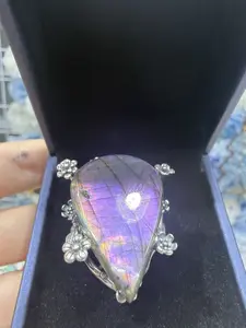 Sylvia(14405)gc.Stunning purple‑flash labradorite.