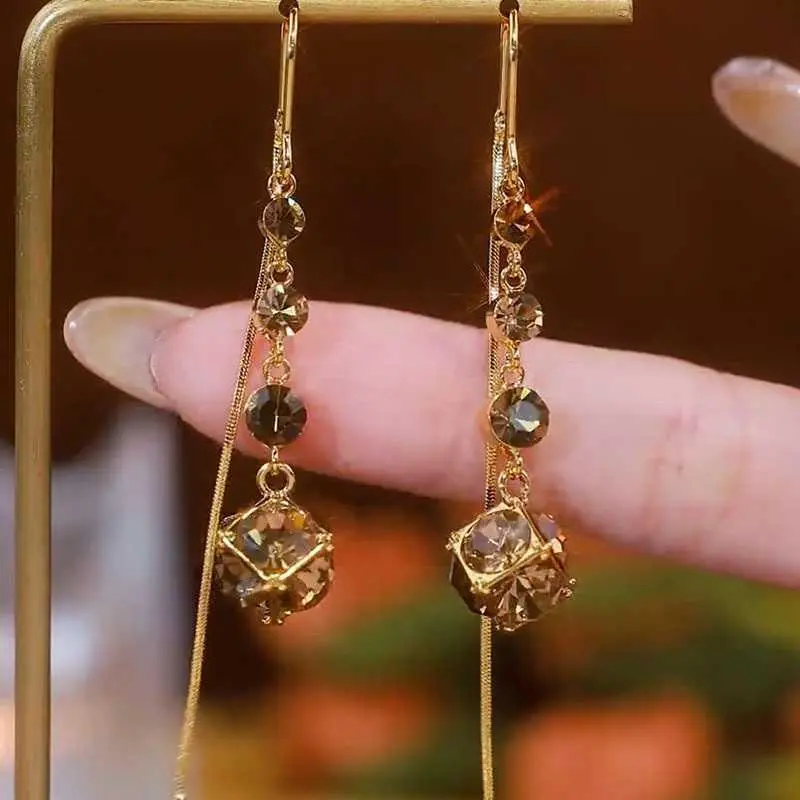 Gold Long Earrings Women's Fashionable Elegant Drop Earrings Sophisticated Light Ear Jewelry 2025 HNAL07