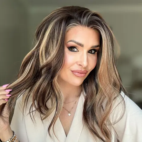 AISOM Tori Sunlit Mocha Natural Wave Synthetic Lace Front Wig with Scandinavian Hairline Natural Looking Glueless Wig Low Density Daily Use