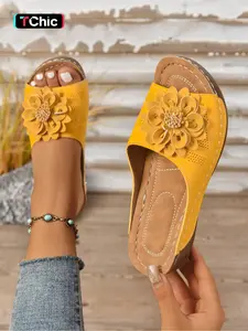 A pair of new large-size women's Boho Casual sandals with floral decoration, hollowed-out design, breathable, slip-on, stylish, simple, comfortable, suitable for daily casual wear, lightweight, with a thick wedge heel