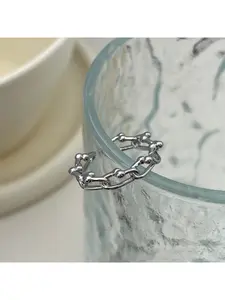 Geometric Korean-style chain lock ring with thick and heavy construction, featuring a luxurious feel. Made in Dongdaemun, South Korea. The design is simple and elegant, exuding a sense of sophistication.