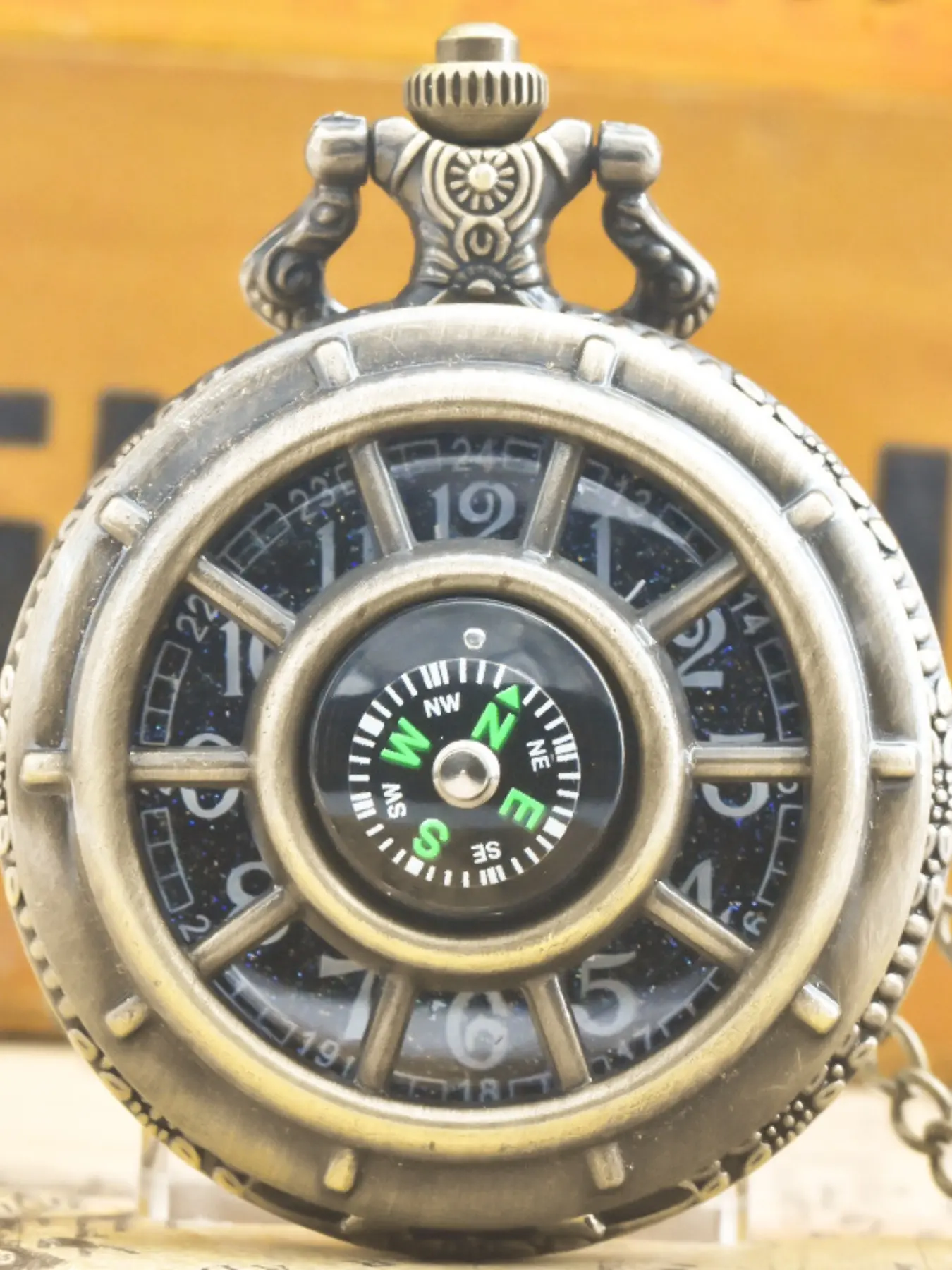 Simple Creative Captain Steering Wheel Metal Compass Necklace Flip Cover Pocket Watch, Analog Quartz Watch, Unisex Memorial Gift, Cross-Border Bestseller