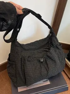 Simple, stylish, vintage-inspired large-capacity crossbody bag, adjustable shoulder strap tote for women's daily commute and casual use.