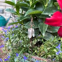 Dangling quartz spikes