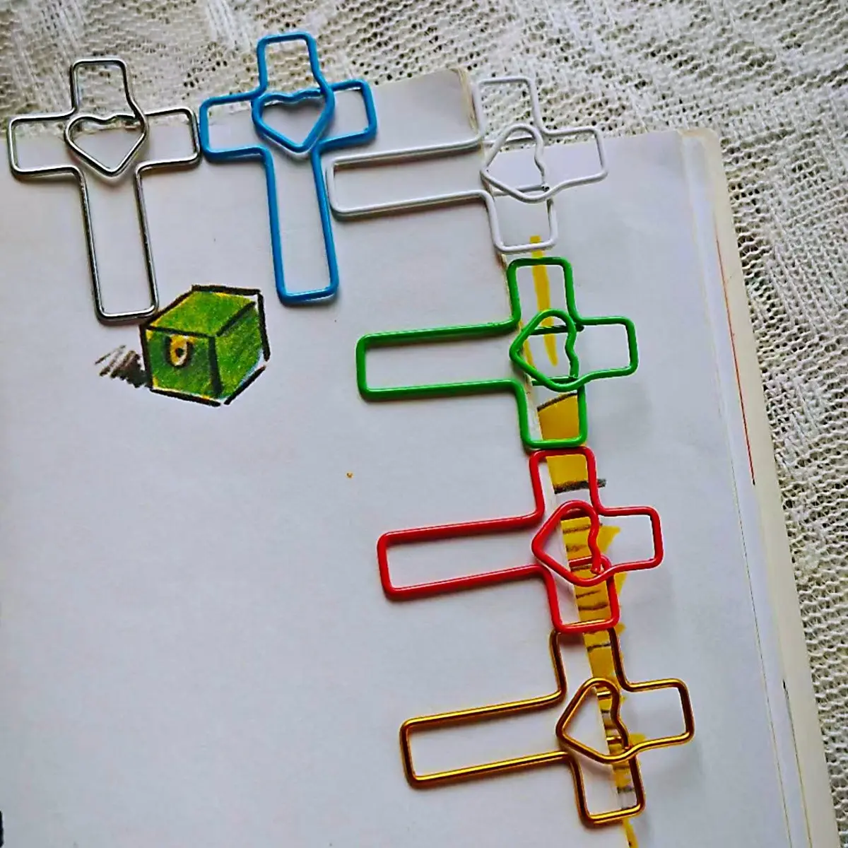 25pcs Cross Heart Paperclips, Cross Heart Shapes, Bible Journaling Supplies, Scrapbooking, Cute Christian Bookmarks, Religious Spiritual Gift & Multipurpose Office Stationery, Aerosols No, Flammable Liquid No, Ca Prop 65 Ca No