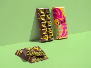 Viral Crush Dubai Chocolate Bar – Elegant Knafeh Chocolate Bar Dubai – Luxury Chocolate Dessert Gift – Toasted Kunafa Chocolate Bar (210g) – Variety of Flavours: Pistachio, Pomegranate, Caramel & Pecan Snack Bonbon