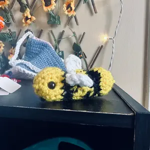 Crochet bee
