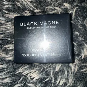 CARSLAN Black Magnet Oil Blotting Setting Sheet With Powder More Control Oil Keep Fresh 2 IN 1 Blotting Sheet with Mirror Puff & Recyclable Case, 450 Sheets 1 Box 2 Refills, Oil Sucker Blotting Paper, For Touch Up