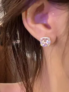 Micro inlaid zircon square earrings are suitable for daily wear, vacation dates, and other occasions, and are also a surprising and exquisite small gift.