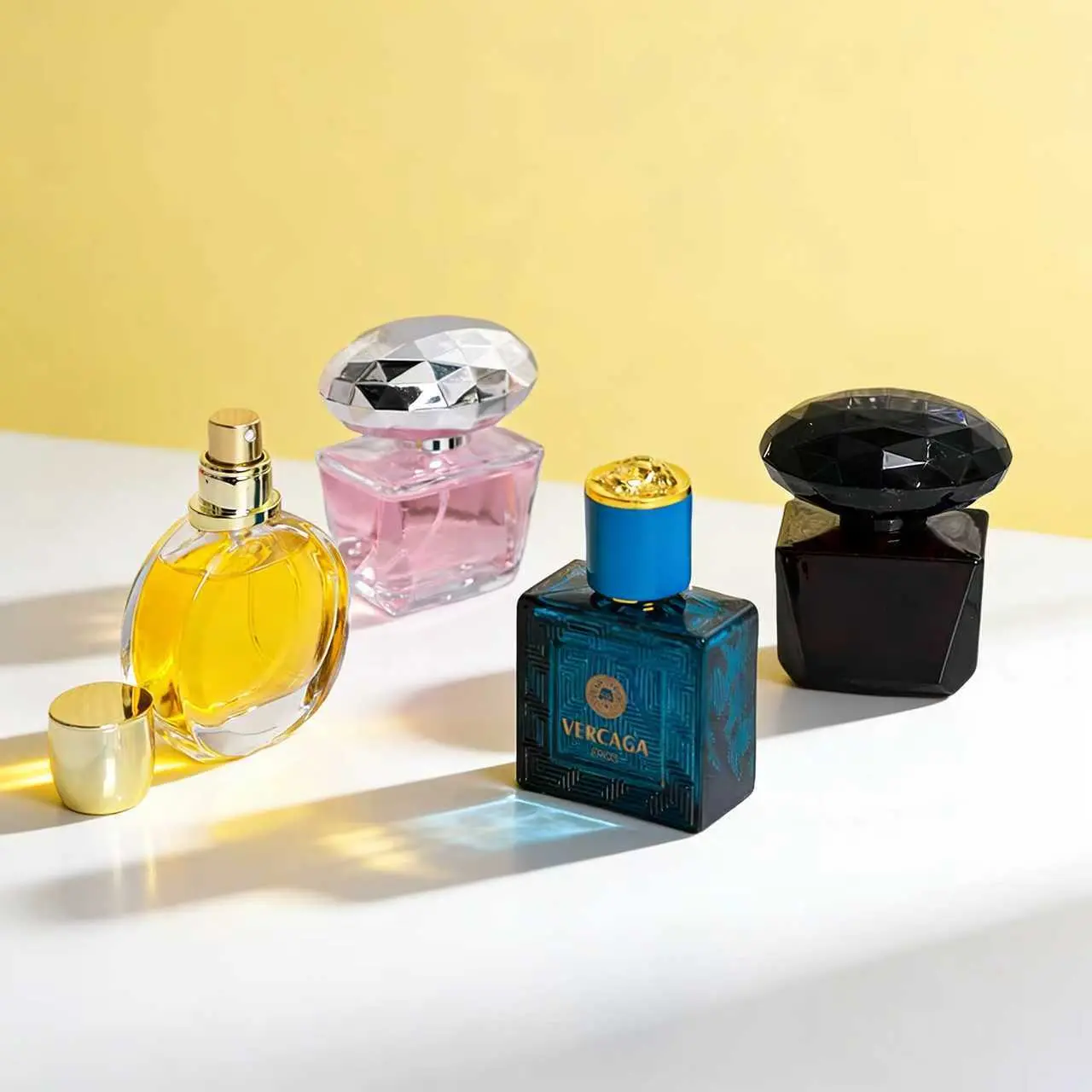 Timeless unisex perfume that balances the needs of both men and women; a luxurious feminine fragrance paired with a charming men’s scent; eau de toilette spray; sweet, floral, long-lasting; suitable for multi-occasion testing; 30 ml × 4