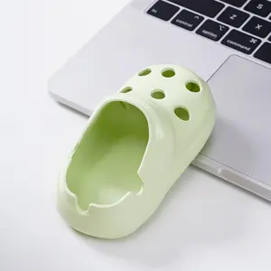 Creative Hole-Top Shoe-shaped Trivet, trendy and cute, with anti-dust design, a new choice for a clean desktop.