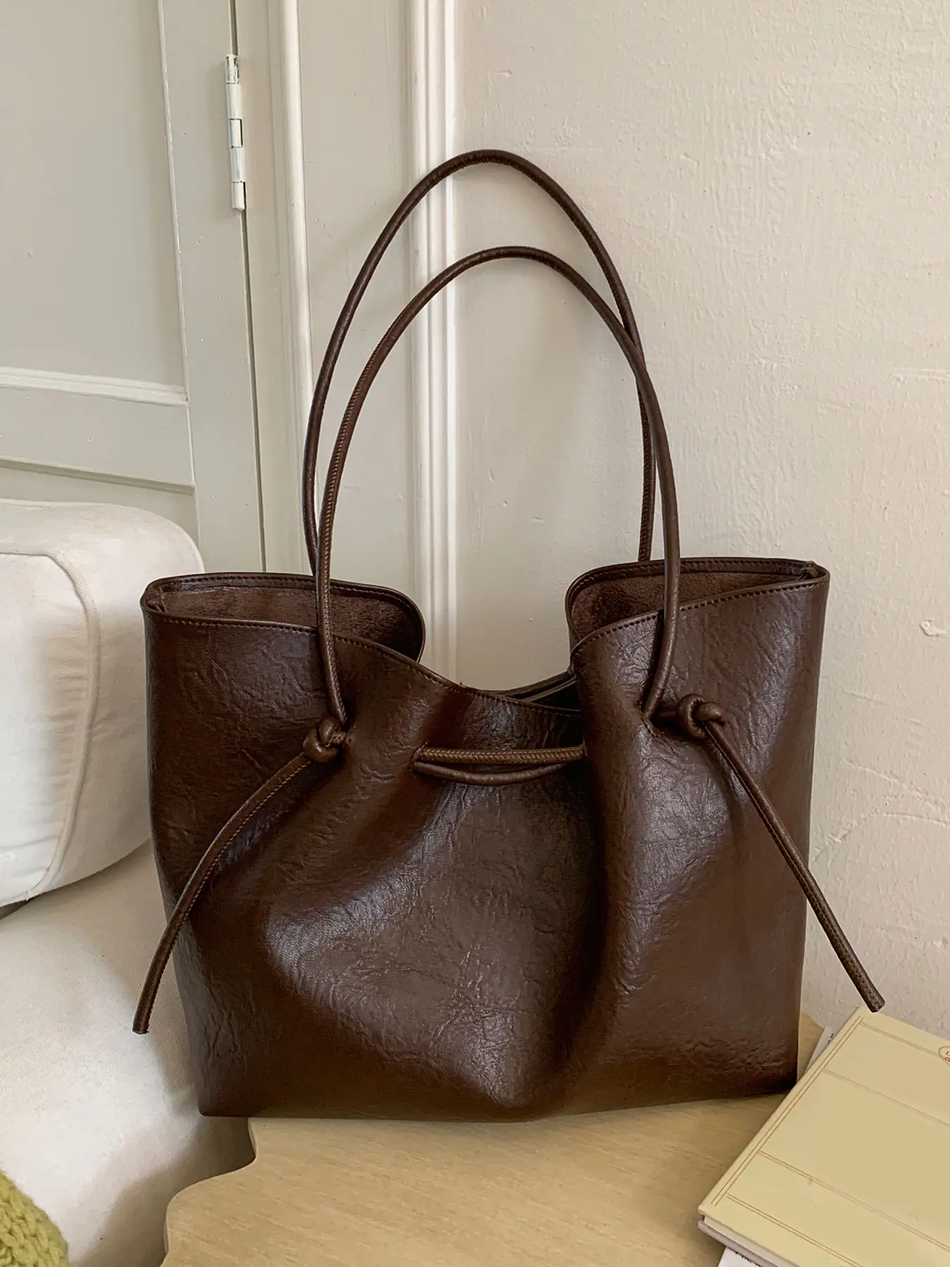 Solid color personality versatile drawstring handbag, large capacity retro texture handbag, classic armpit bag, Daily commuter bag, suitable for commuting to work, daily outings, Casual Fashion Bag, Casual Shoulder Bag