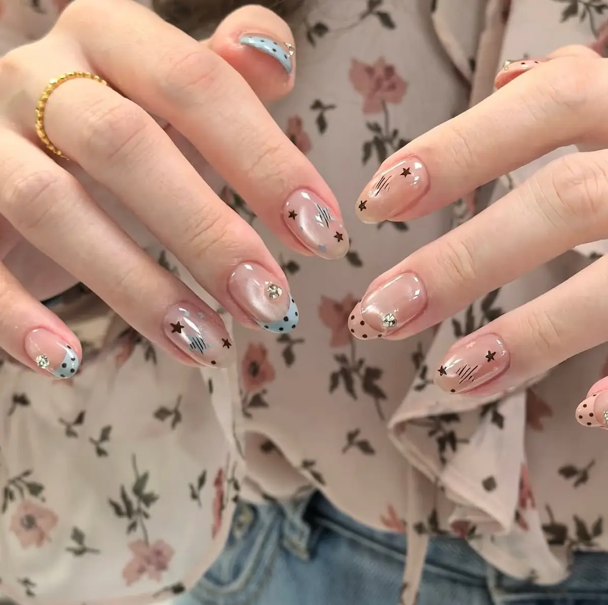 Cute Korean Press On Nails, Nude Pink Jelly Gel Nails with Star & Rhinestone Design, Short Almond Fake Nails, Minimalist Aesthetic Nail Art, Glossy Reusable Stick On Nails for Everyday Wear