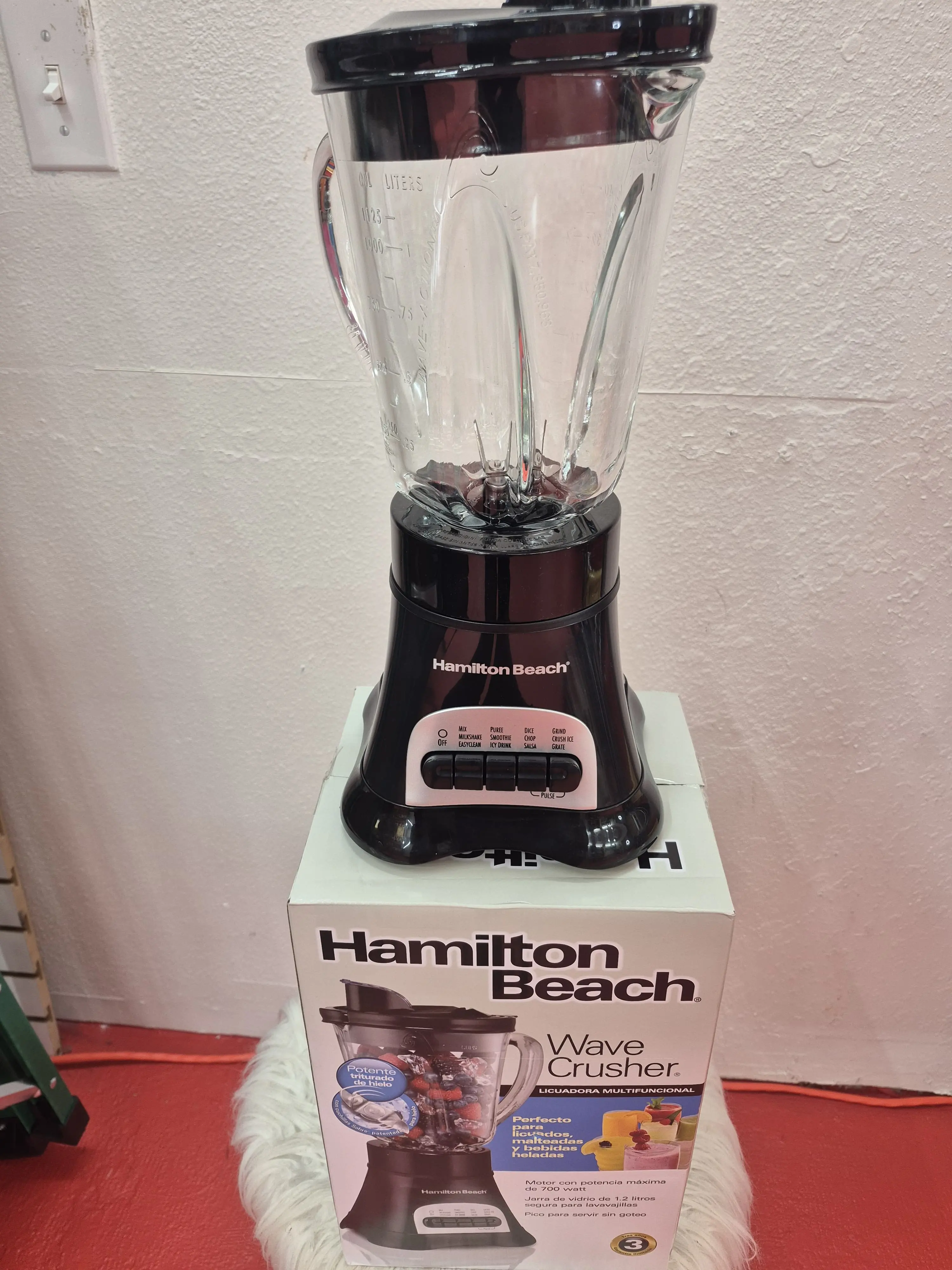 Hamilton Beach Kitchen Blender - 700W Peak Power Glass Jar Smoothie Blender for Shakes & Frozen Drinks