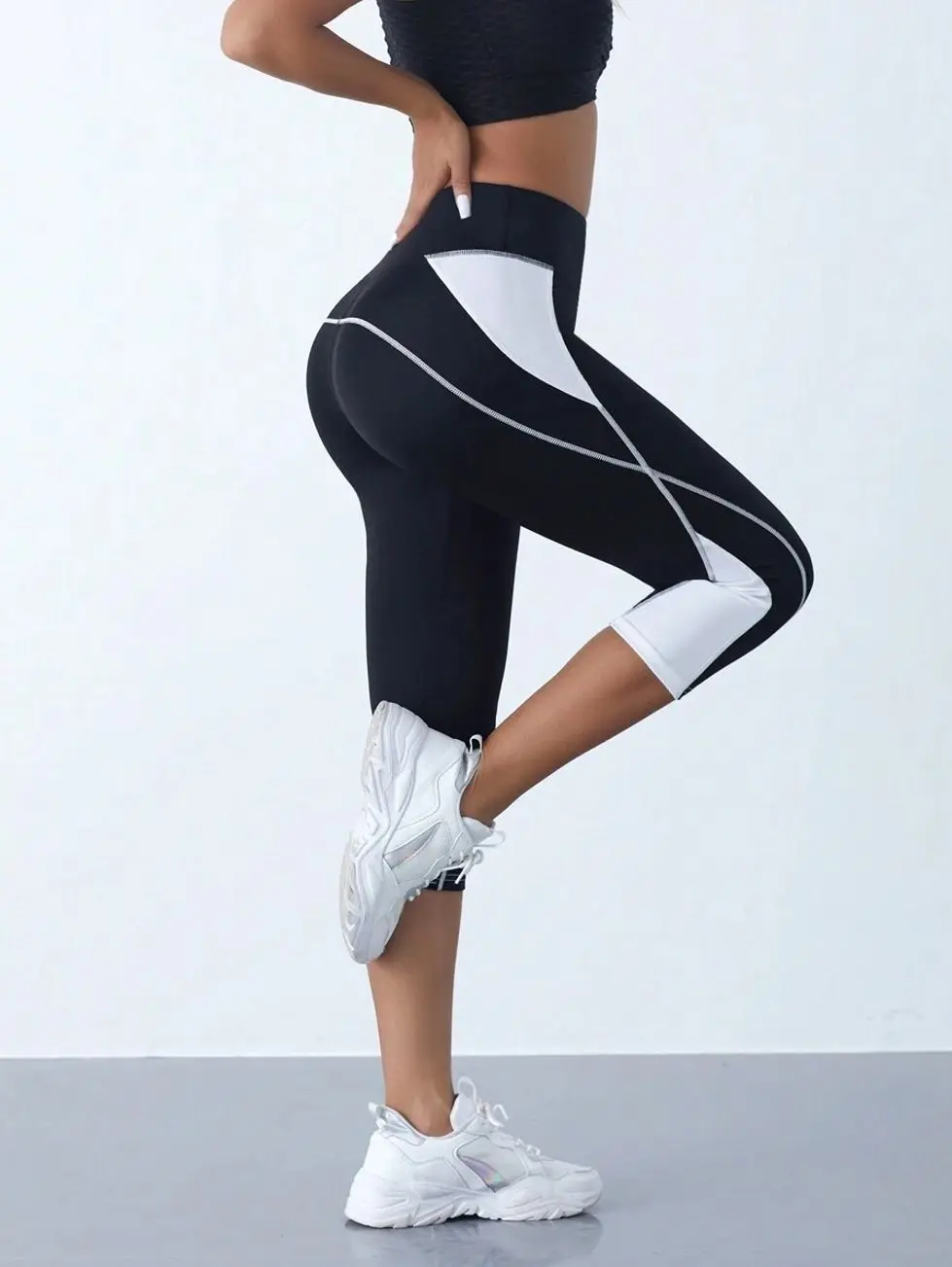 Women's Capri Sports Yoga Leggings High Elastic Quick-Dry Workout Tights for Summer Running and Exercise