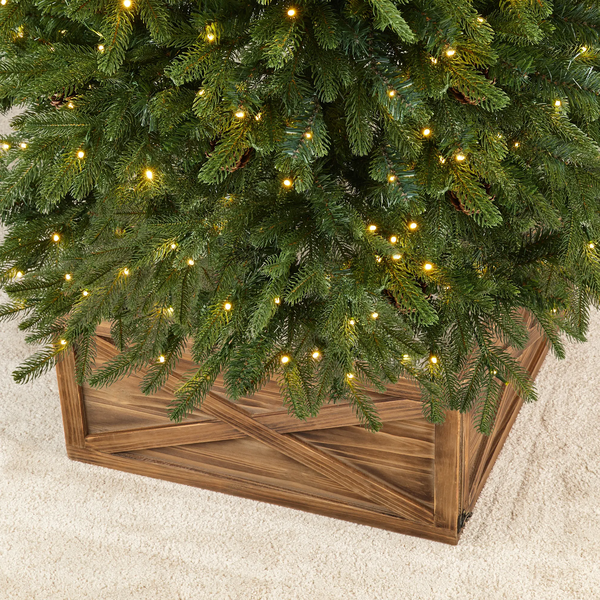 Glitzhome 26 in x 26 in Farmhouse Natural Wooden Christmas Tree Collar (KD) with Crossed Slats, Festive Decor Box