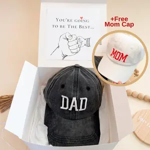 Pregnancy Announcement for Daddy: Mom Dad Embroidered Caps Gift Set