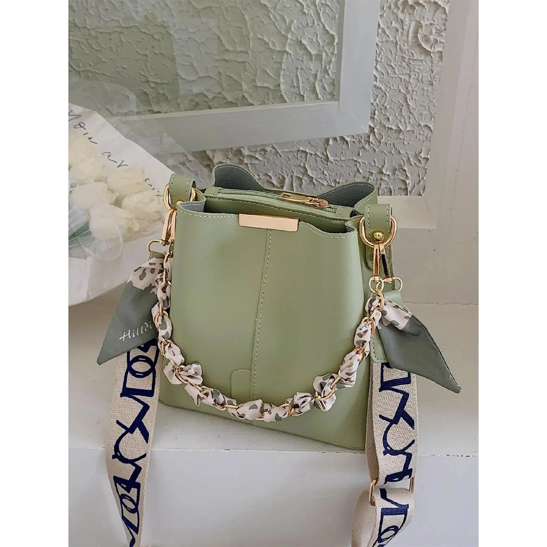 2026 Women's Fashion Chain Decor Bucket Crossbody Bag, Chic Crossbody Purse, Solid Color Bag with Silk Scarf and Wide Strap, Chic Handbag, PU Leather Bag for Summer 2026 Outfits