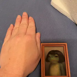 1 Count Funny Frog Magnet, Mini Fridge Magnet with Green Frog & Haircut Design, Modern Kitchen Decor, Durable Wood Construction for Refrigerator, Fridge, Refrigerator Decorating Magnet