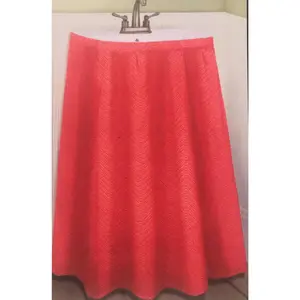 Textured Microfiber Sink Skirt, Luxurious Fabric Bathroom Vanity Cover (Red)
