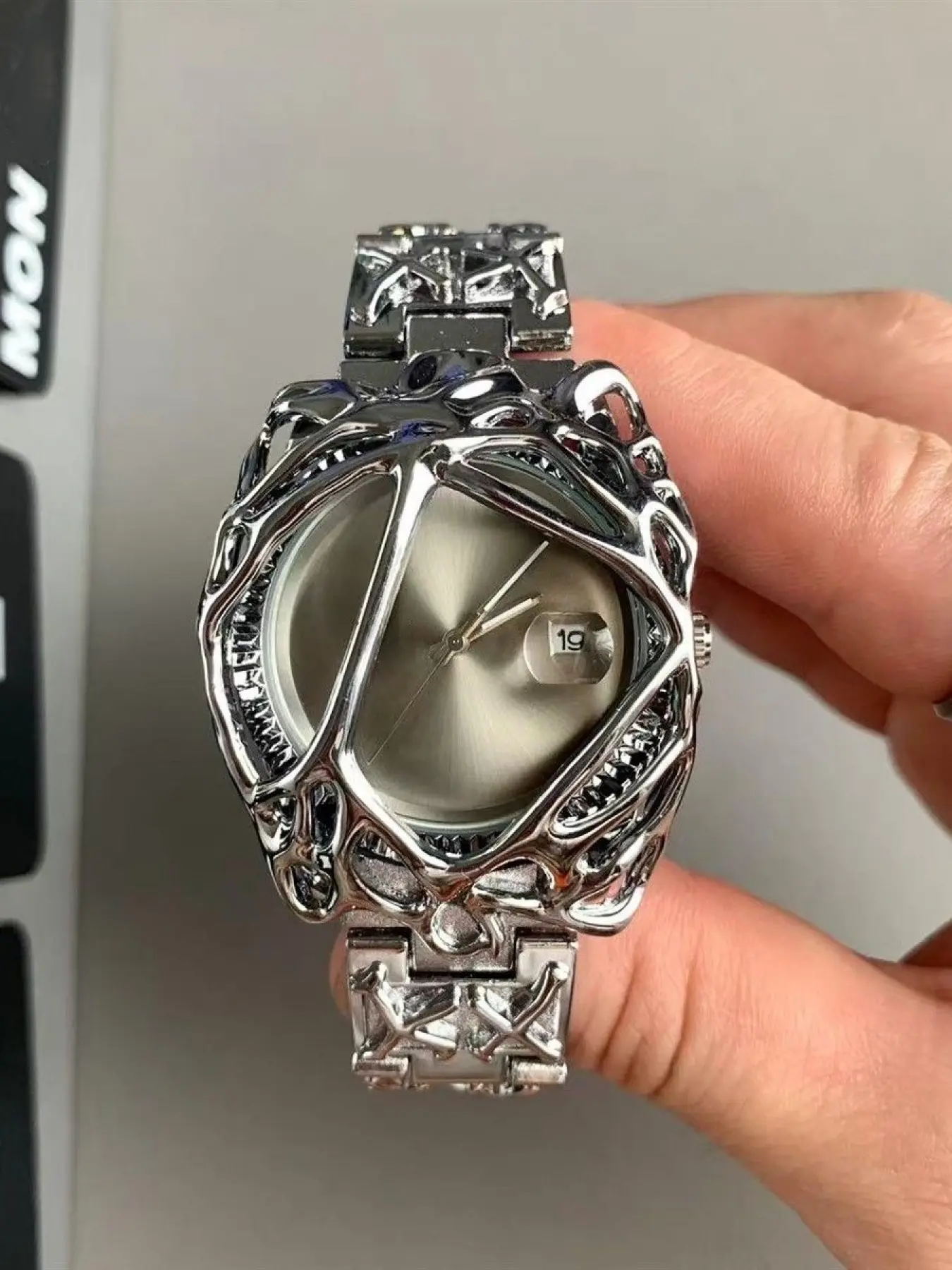 Gothic Punk Style Hollow Watch, Round Dial Analog, Blood Dial, Date Display Window, Skull Skeleton Design, Men's Hardcore Fashion Accessory, Rhinestone Decorated Watch, Skeleton Watches, Skeleton Wristwatch, Rhinestone Embellished Watch