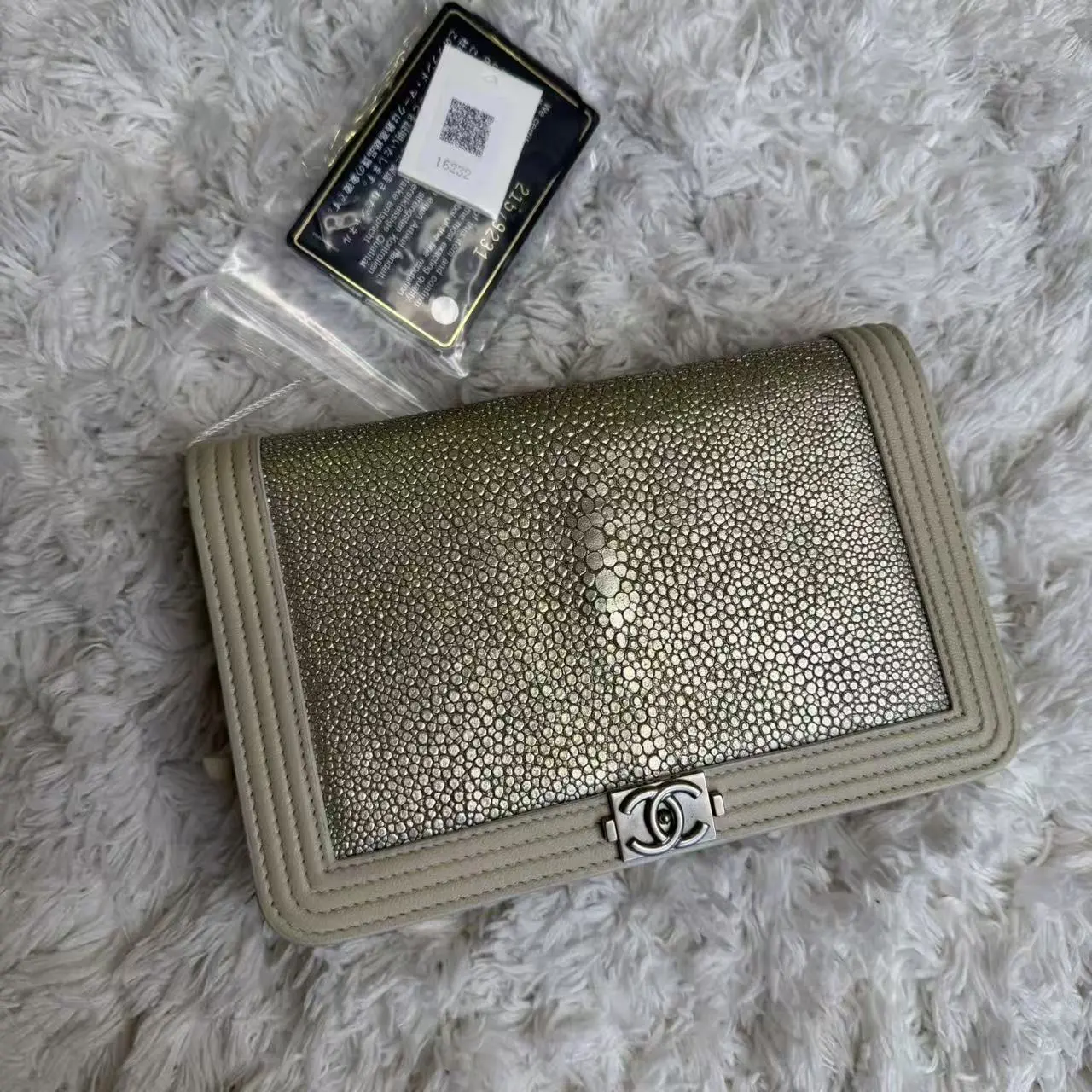 Pre-owned CHANEL Caviar Crossbody Bags Stingray Medium Boy Bag