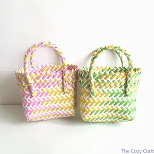 Color‑Block Plastic Woven Mini Handbag for Women, Trendy Braided Handheld Tote, Cute Decorative Photo Prop Accessory, Gift‑Ready Small Purse, Lightweight Stylish Bag for Daily Outings, Beach Trips, Party Decor and Holiday Gift‑Giving