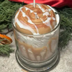 Cinnamon roll candle