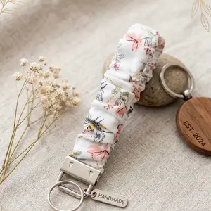 Handmade Floral Keychain with Bee Design - Perfect for Key Storage and Organization - Ideal for Gifts and Personal Use