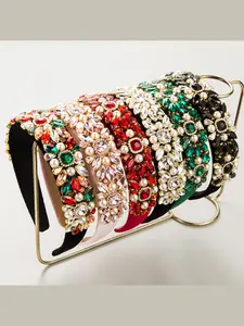 The European and American retro court-style Baroque heavy industry velvet headband is made of high-end fabric. It features a thick, wide-brimmed, high-top headband with a light luxury style, making the face look smaller. It has an elegant and retro atmosp