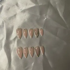 Stiletto Acrylic Press On Nail Bling French Tip Set with Sparkling Decorations for Stylish Nail Looks