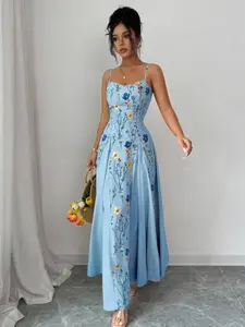 A women's fashionable French retro blue spaghetti strap camisole dress with floral print waist cinching and large swing, suitable for summer, atmosphere street photography, birthday photography, vacation, date, afternoon tea, exhibition viewing.